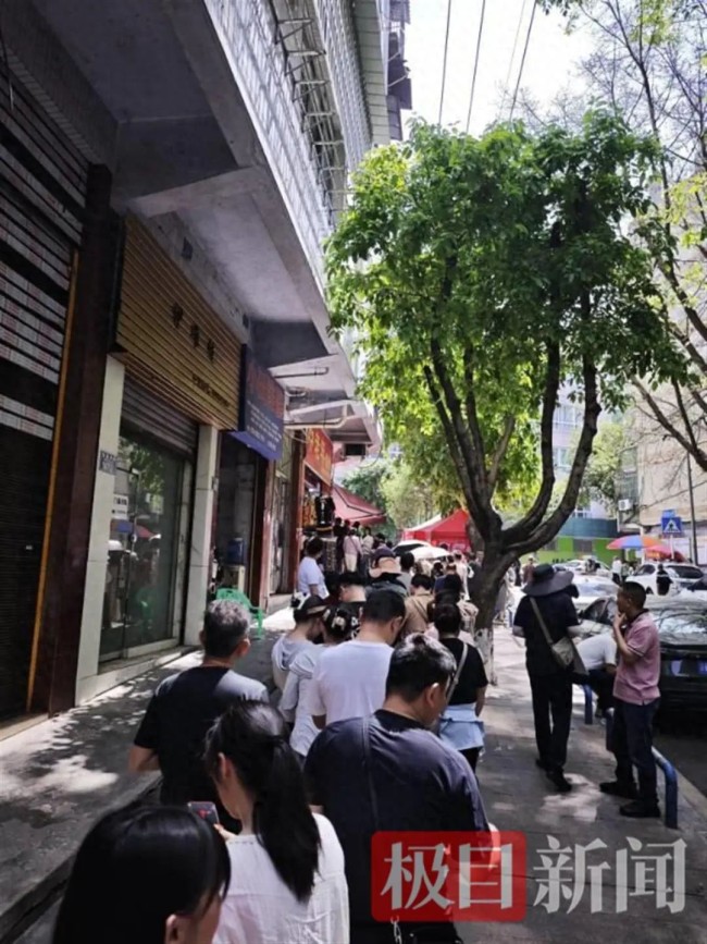 荣昌鸡汤铺盖面半天卖出6千碗 五一迎来火爆场面