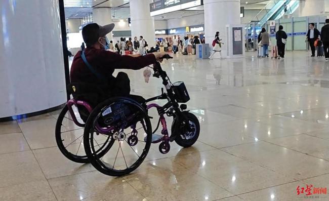 残障人士用轮椅车头乘车遇阻 出行梦想受阻