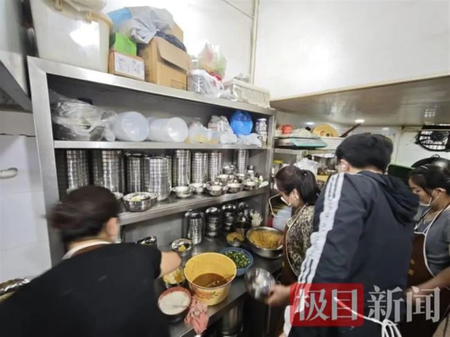 荣昌鸡汤铺盖面半天卖出6千碗 五一迎来火爆场面