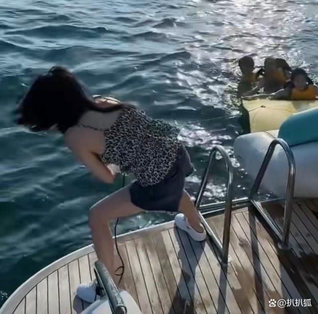 白鹿晒临江仙剧组团建照 女侠救美男引爆热搜