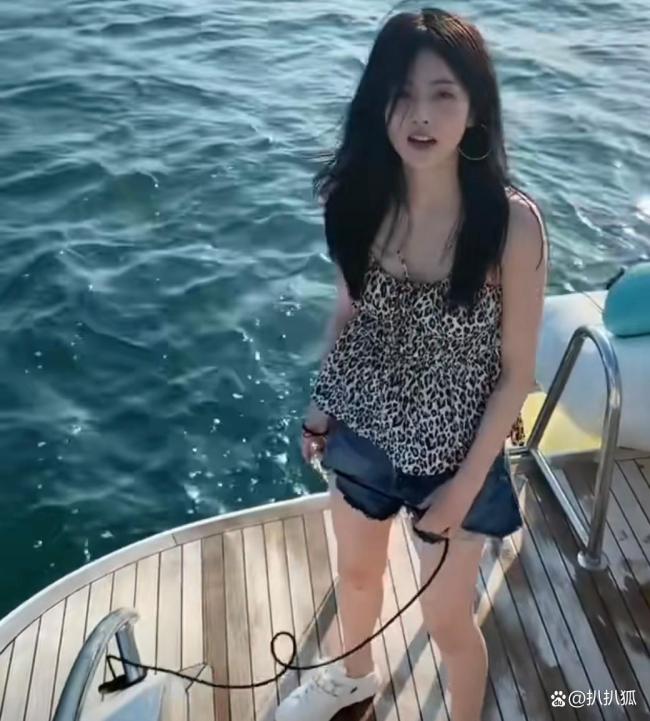 白鹿晒临江仙剧组团建照 女侠救美男引爆热搜