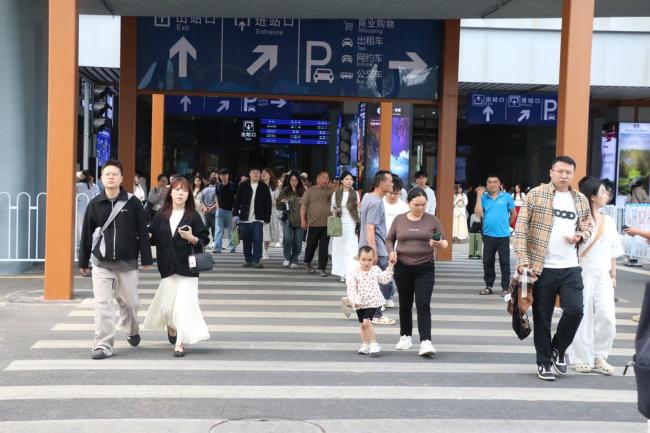 五一第一天广西到处都是人从众 荔波高铁站迎来客流高峰