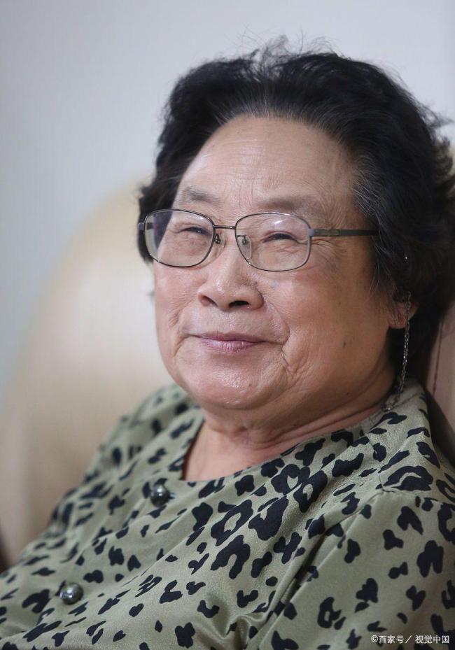 洋小伙的中医偶像是屠呦呦 中医智慧获世界认可