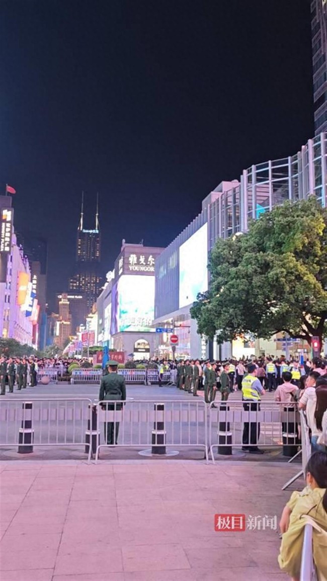 五一假期首日上海南京路人气爆棚 武警护航保平安