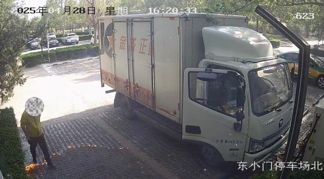 北京男子抽烟顺手点燃杨柳絮 被拘10日 过失引发火灾