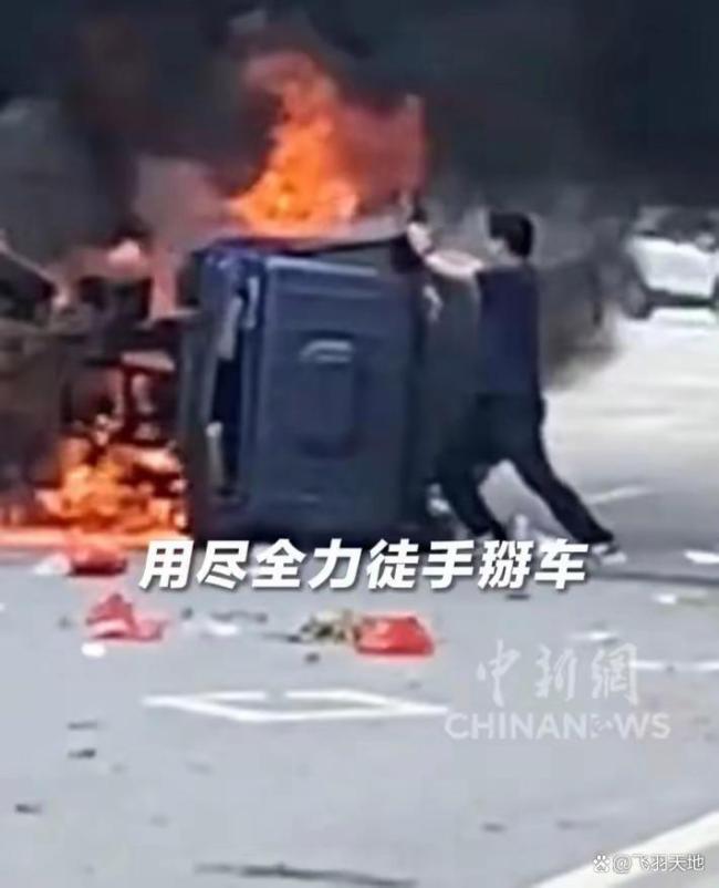 小伙徒手拽车门救出被困司机 生死90秒英勇救人