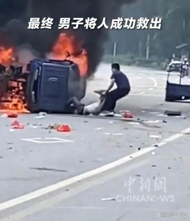 小伙徒手拽车门救出被困司机 生死90秒英勇救人