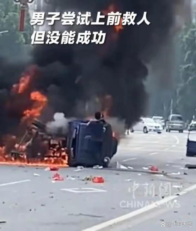 小伙徒手拽车门救出被困司机 生死90秒英勇救人