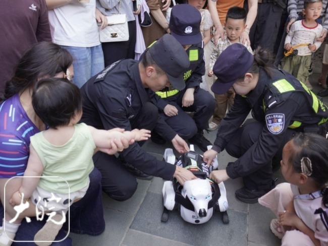 揭秘警犬的五一假期 机器警犬成焦点