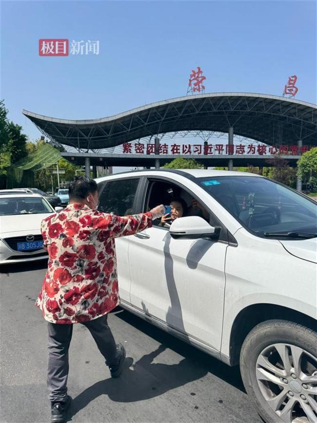卤鹅哥高速路口投喂游客 诺言成真