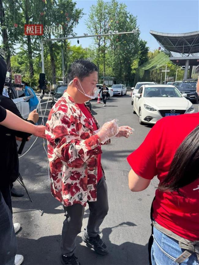 卤鹅哥高速路口投喂游客 诺言成真